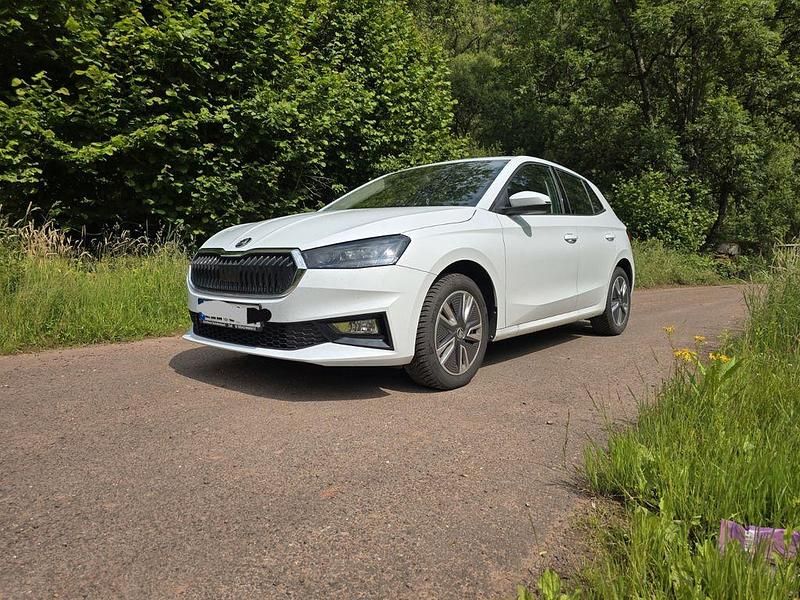 Weiß Gebraucht 2024 Skoda Fabia Style Kleinwagen | 18.990 € (Superpreis) - Bild 1/4
