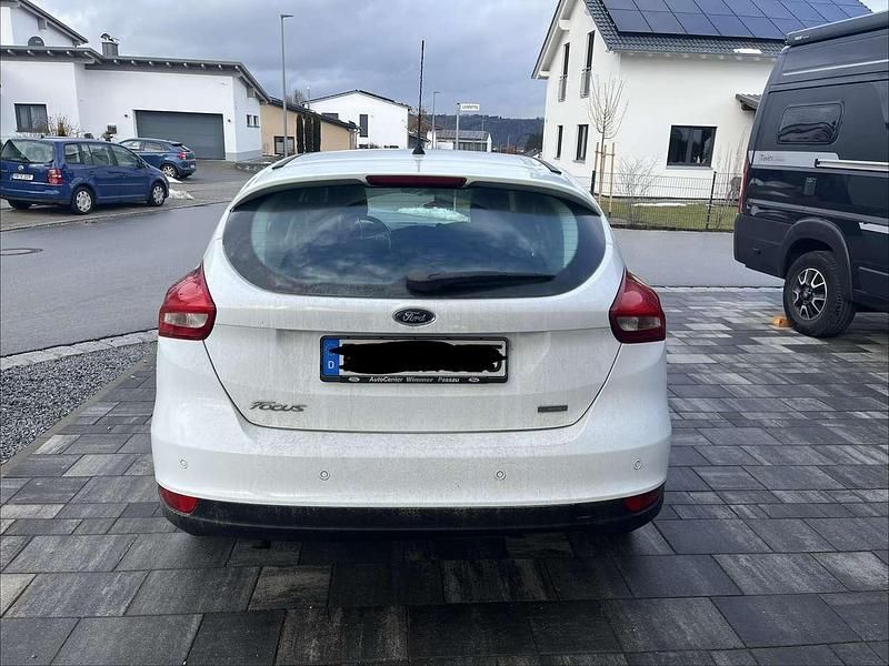 Gebraucht Ford Focus Trend 101 PS (74 kW) 2014 Weiß Kleinwagen