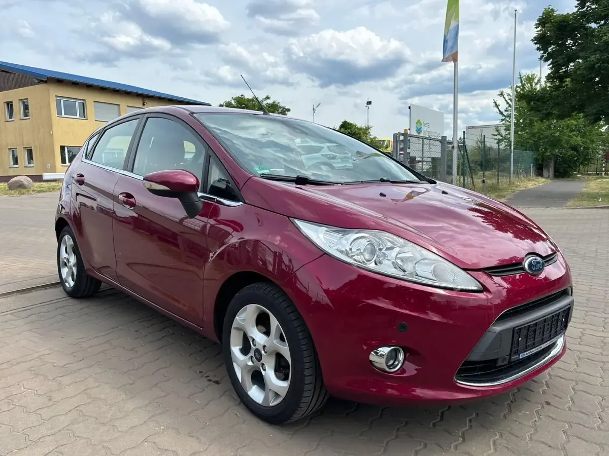 Gebraucht Ford Fiesta Titanium 90 PS (66 kW) 2009 Rot Kleinwagen