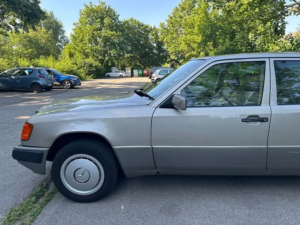 Gebraucht Mercedes E230 136 PS (100 kW) 1989 Silber Limousine