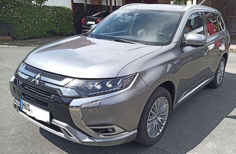 Grau Gebraucht 2020 Mitsubishi Outlander P-HEV Top SUV | 24.600 € (Fairer Preis) - Bild 1/4