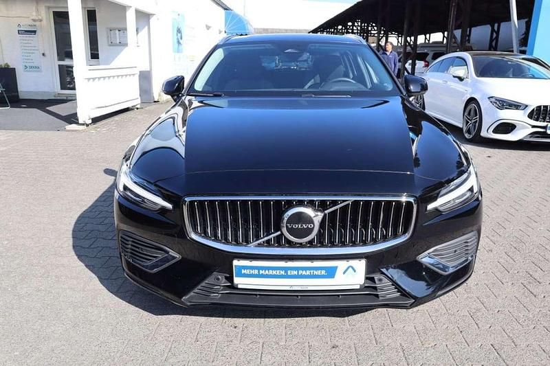 Gebraucht Volvo V60 Core 310 PS (228 kW) 2023 Black solid stone Kombi
