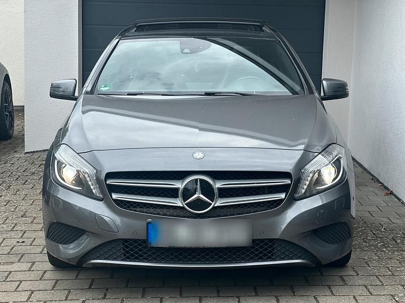 Grau Gebraucht 2013 Mercedes A220 Urban Limousine | 14.800 € (Teuer) - Bild 1/4