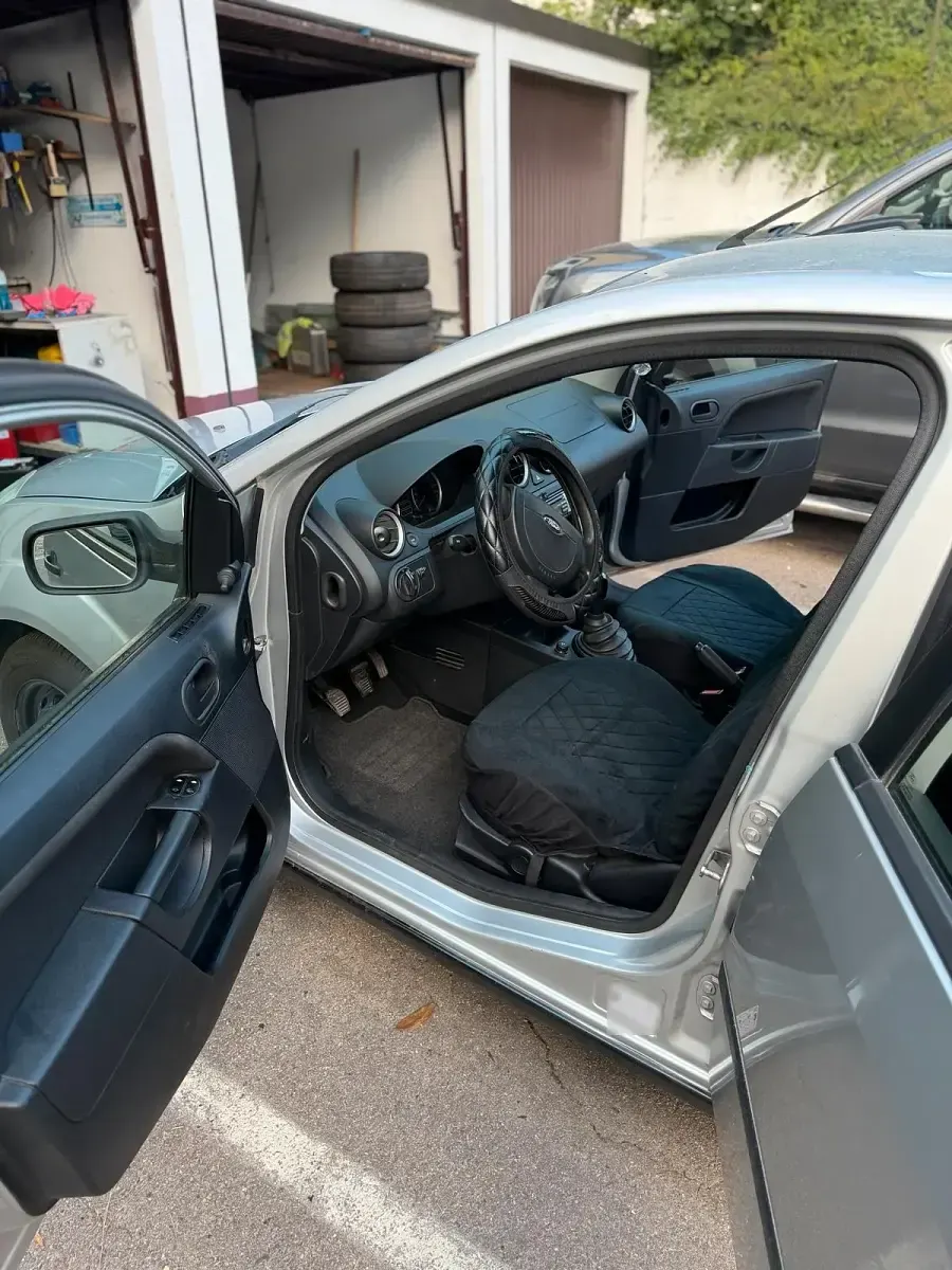 Gebraucht Ford Fiesta 59 PS (43 kW) 2005 Silber Kleinwagen