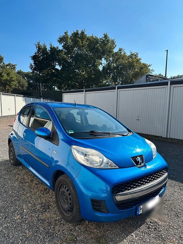 Blau Gebraucht 2011 Peugeot 107 Kleinwagen | 1.999 € (Fairer Preis) - Bild 1/4
