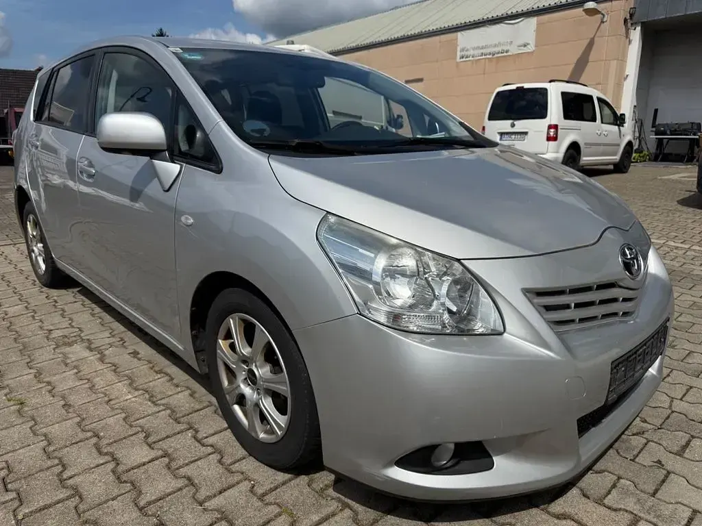 Gebraucht Toyota Verso Executive 126 PS (92 kW) 2012 Silber Van / Kleinbus