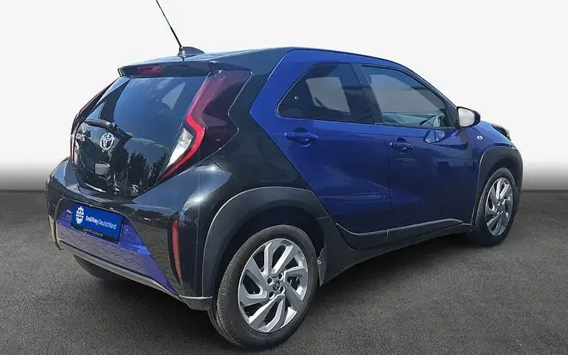 Gebraucht Toyota Aygo X Comfort 72 PS (52 kW) 2022 Juniper blue metallic/ night sky black SUV