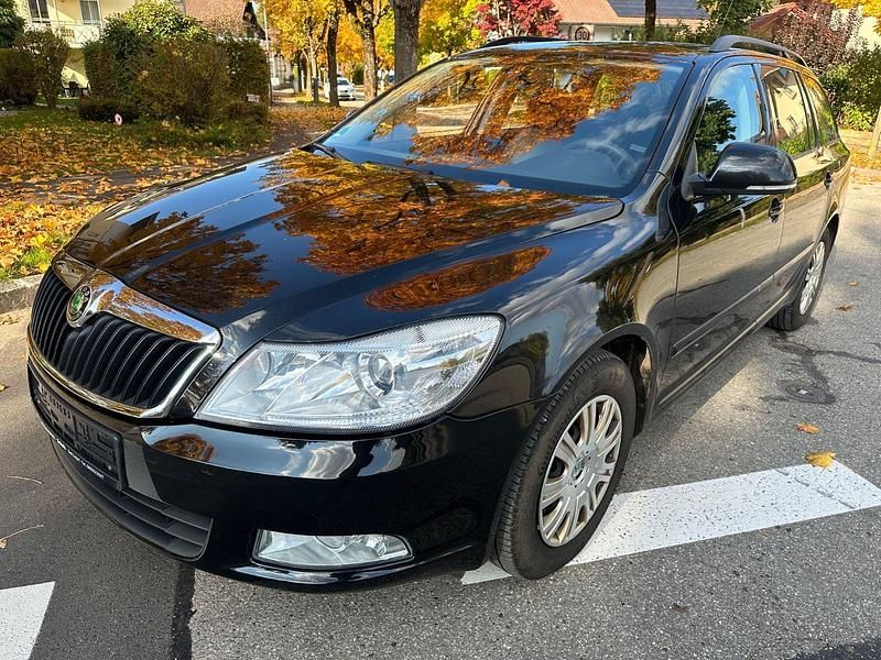Schwarz Gebraucht 2010 Skoda Octavia Ambiente Kombi | 2.499 € - Bild 1/4