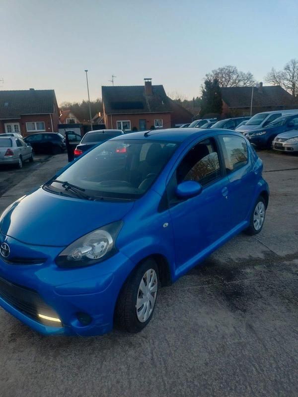 Gebraucht Toyota Aygo 68 PS (50 kW) 2014 Blau Kleinwagen