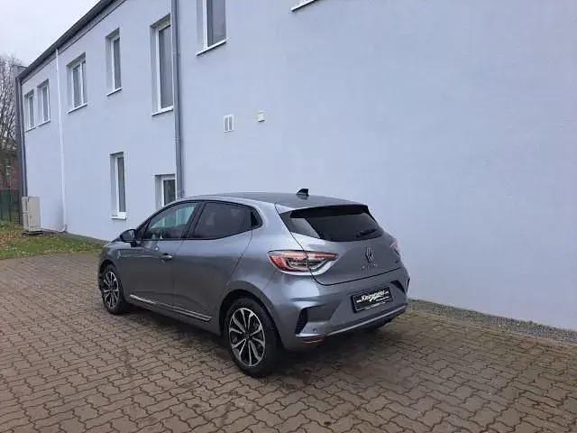 Käytetty Renault Clio V Techno 105 HP (77 kW) 2025 Harmaa Sedan