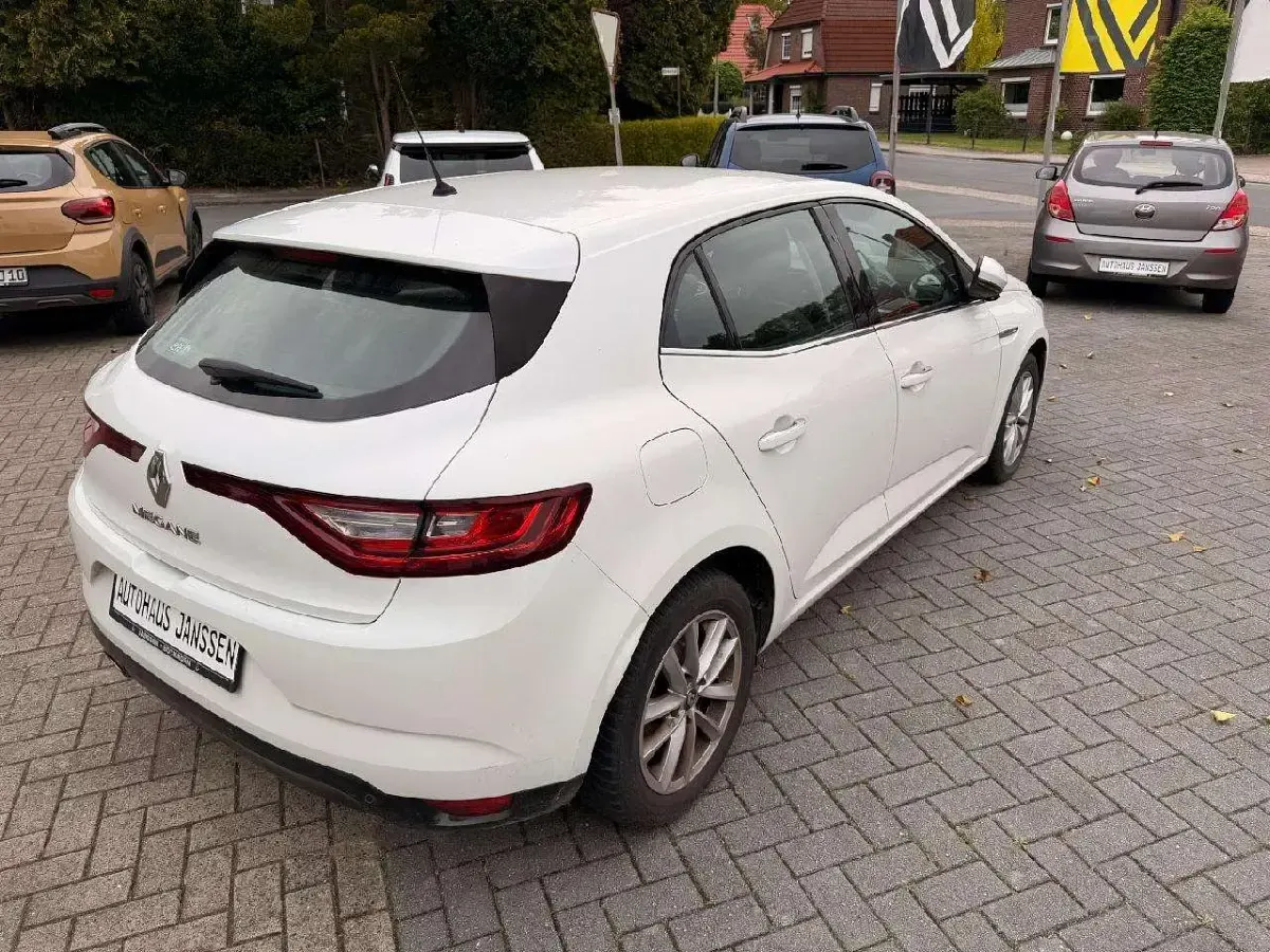Gebraucht Renault Mégane Intens 131 PS (96 kW) 2017 Weiss "nacre" Limousine