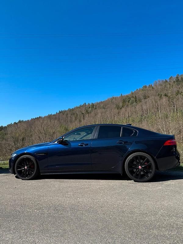 Blau Gebraucht 2016 Jaguar XE S Limousine | 14.500 € (Guter Preis) - Bild 1/4