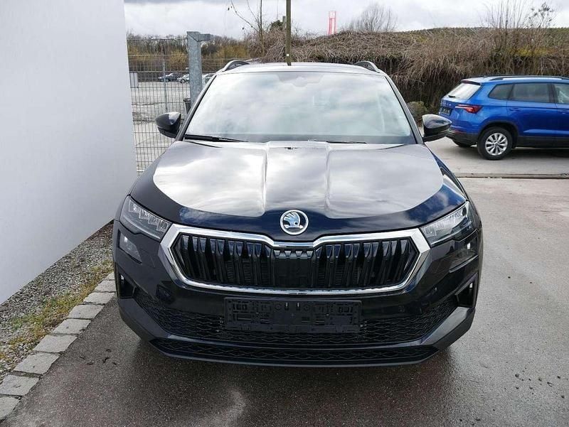 Neu Skoda Karoq Selection 150 PS (110 kW) 2025 Blackmagic perleffekt SUV
