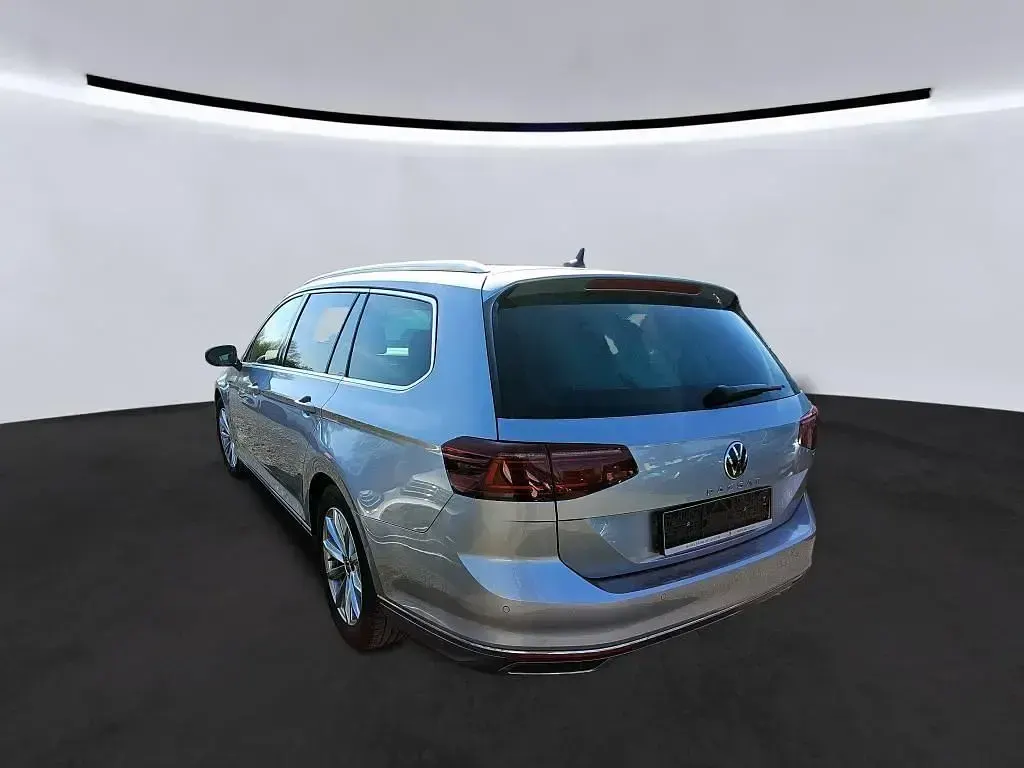 Gebraucht VW Passat Elegance 150 PS (110 kW) 2023 Silber Kombi