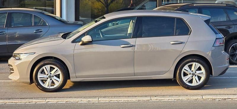 Gebraucht VW Golf VIII Life 116 PS (85 kW) 2024 Grau Limousine