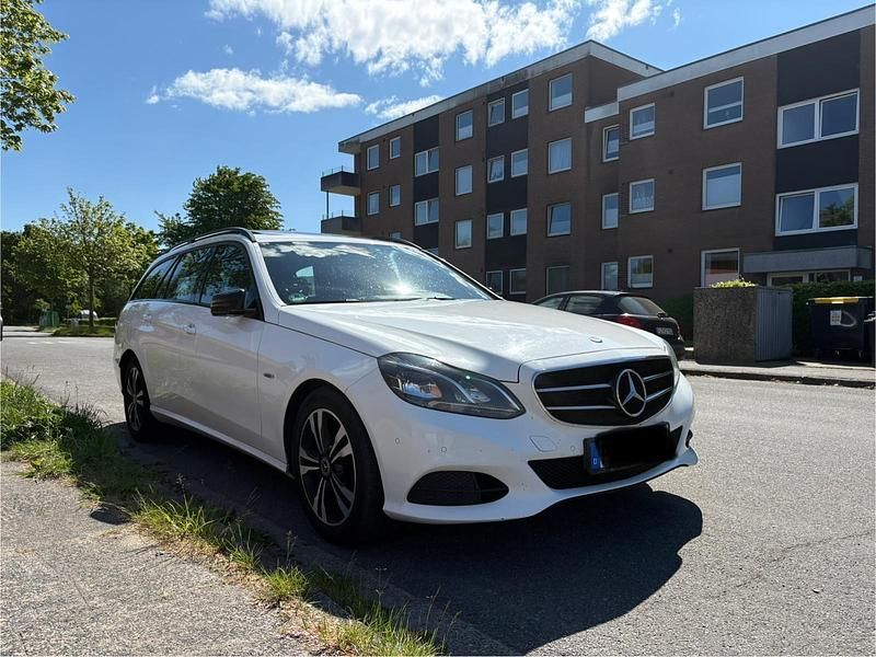 Weiß Gebraucht 2016 Mercedes E220 Edition Kombi | 10.950 € (Fairer Preis) - Bild 1/4