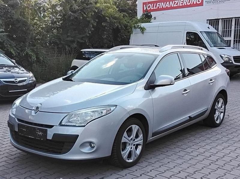 Silber Gebraucht 2012 Renault Mégane III Dynamique Limousine | 4.750 € (Fairer Preis) - Bild 1/4