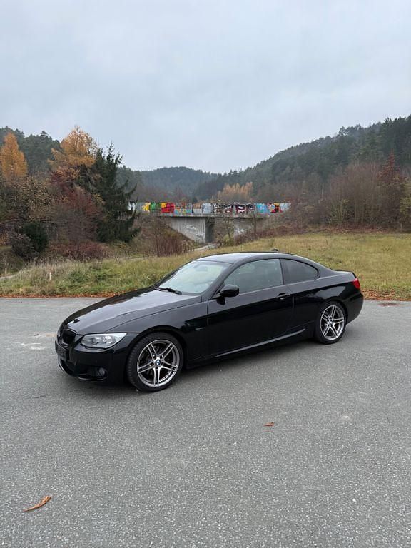 Schwarz Gebraucht 2012 BMW 320 M Sport Coupé | 11.500 € (Fairer Preis) - Bild 1/4