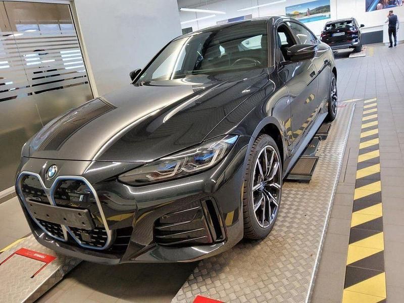 Black sapphire metallic Gebraucht 2022 BMW i4 M Sport Limousine | 39.930 € (Superpreis) - Bild 1/2