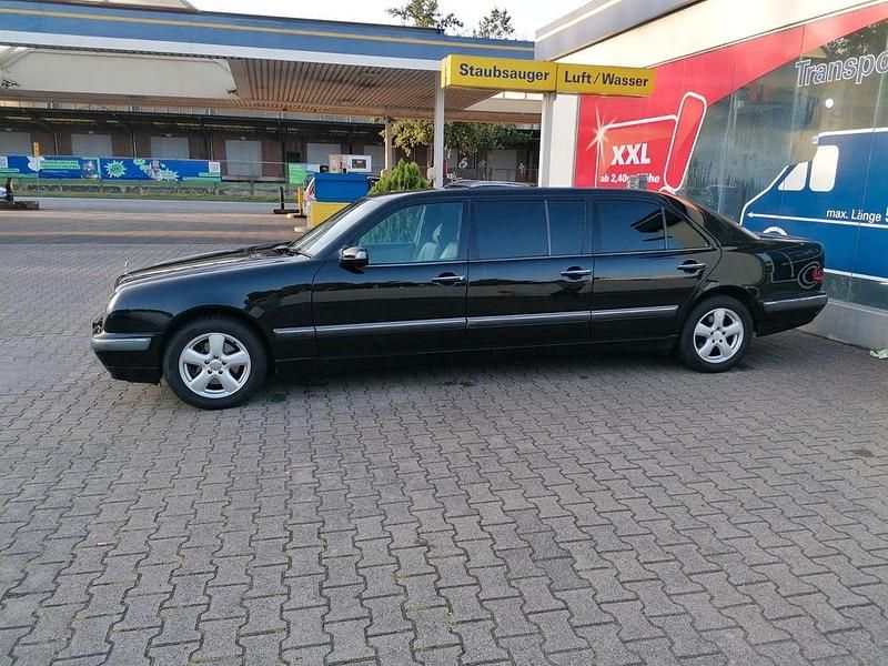 Schwarz Gebraucht 2002 Mercedes E270 | 19.999 € - Bild 1/2