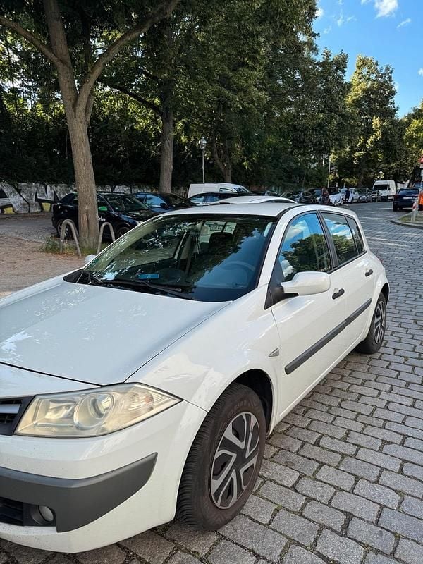 Weiß Gebraucht 2008 Renault Mégane II Limousine | 2.450 € (Fairer Preis) - Bild 1/4