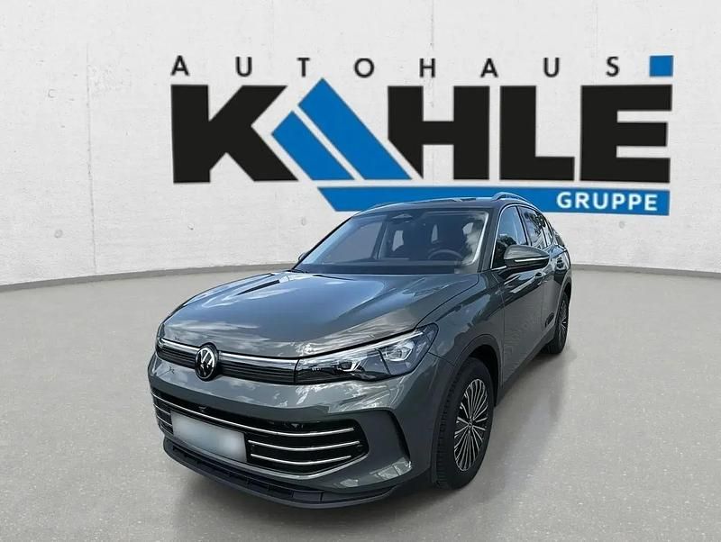 Grün Neu 2025 VW Tiguan IQ Drive SUV | 47.950 € (Etwas zu teuer) - Bild 1/4