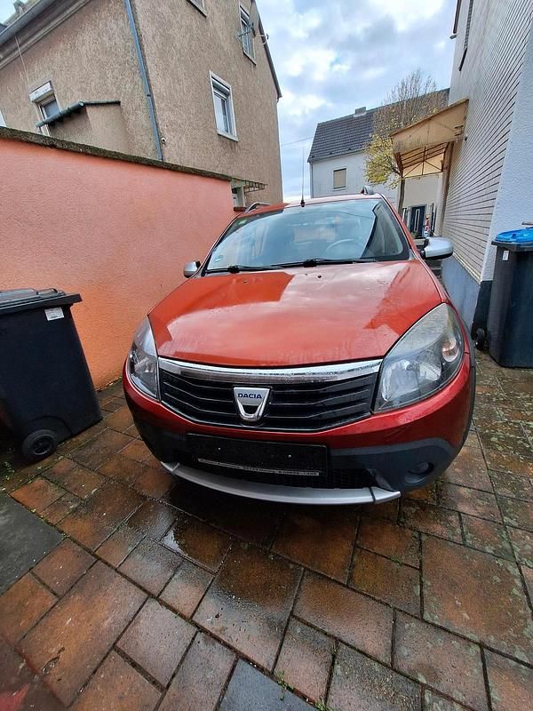 Rot Gebraucht 2011 Dacia Sandero Stepway Limousine | 2.990 € (Fairer Preis) - Bild 1/4