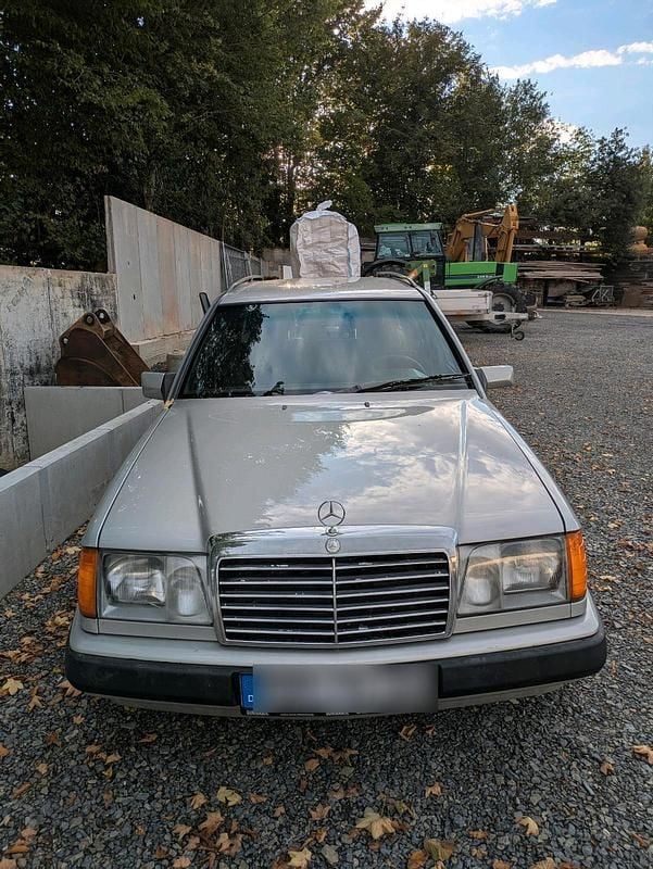 Silber Gebraucht 1989 Mercedes E230 Kombi | 3.450 € - Bild 1/4
