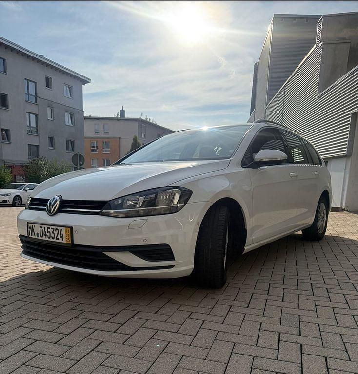 Weiß Gebraucht 2017 VW Golf VII Trendline Kombi | 6.500 € (Fairer Preis) - Bild 1/4