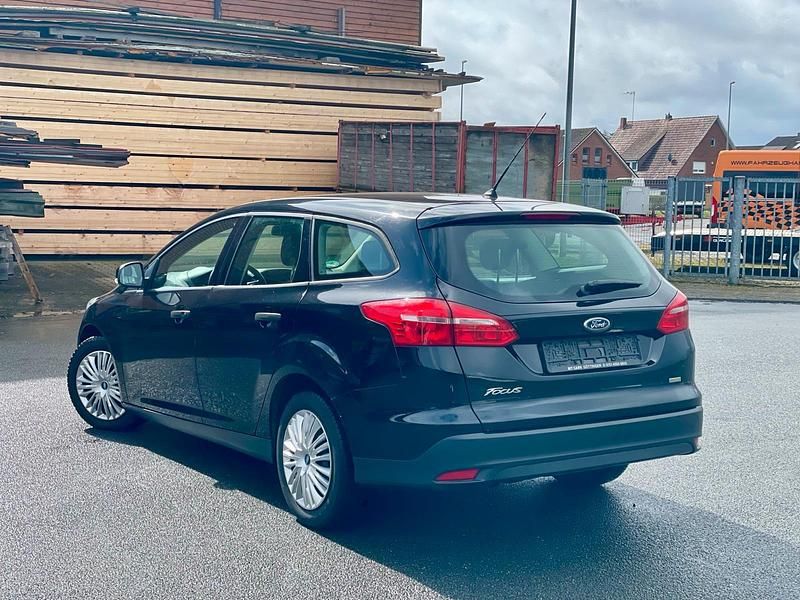 Gebraucht Ford Focus 101 PS (74 kW) 2016 Schwarz Kombi