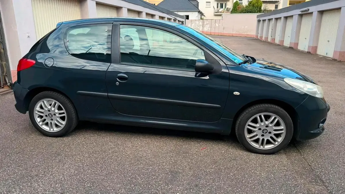 Gebraucht Peugeot 206 75 PS (55 kW) 2011 Grau Kleinwagen