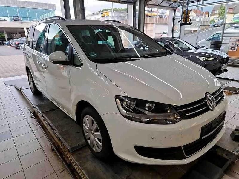 Gebraucht VW Sharan Comfortline 150 PS (110 kW) 2021 Pure white Van / Kleinbus