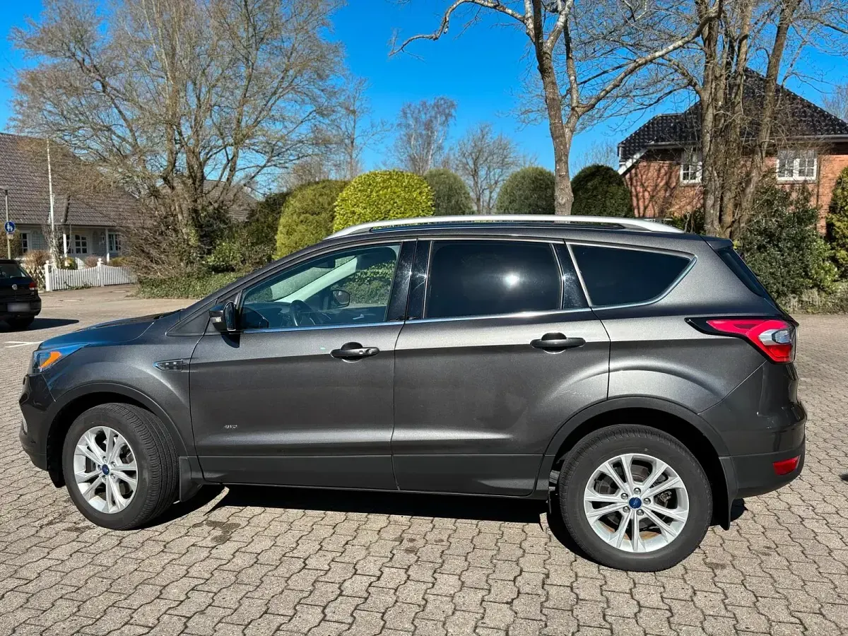 Gebraucht Ford Kuga Titanium 182 PS (133 kW) 2017 Grau SUV