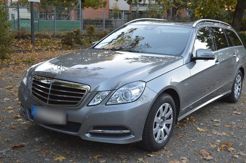 Grau Gebraucht 2010 Mercedes E200 Avantgarde Kombi | 8.850 € (Guter Preis) - Bild 1/4