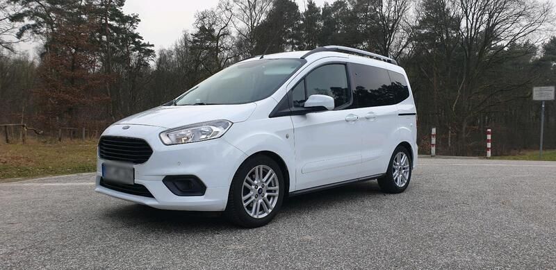 Weiß Gebraucht 2020 Ford Tourneo Courier Titanium Van / Kleinbus | 16.799 € (Fairer Preis) - Bild 1/4