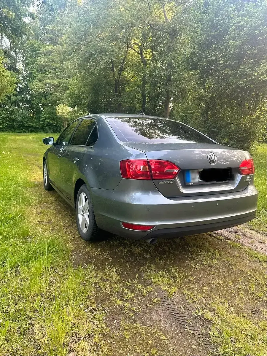 Używany VW Jetta 105 KM (77 kW) 2011 Szary Sedan/Limuzyna