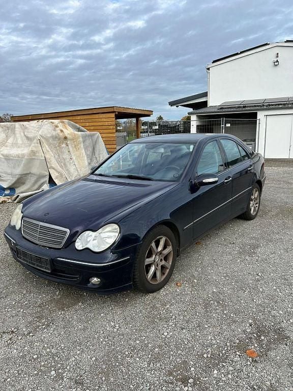 Blau Gebraucht 2005 Mercedes C180 Limousine | 1.150 € (Superpreis) - Bild 1/4