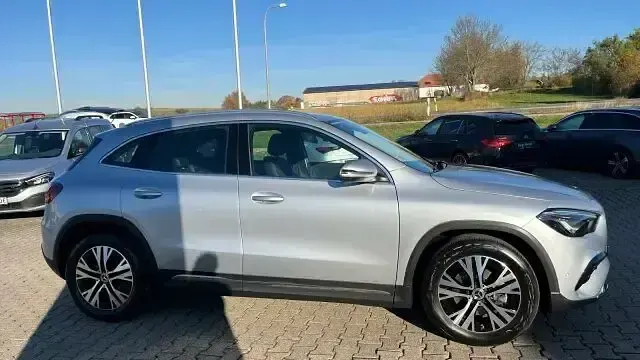 Gebraucht Mercedes GLA180 Advanced 116 PS (85 kW) 2023 Silber SUV
