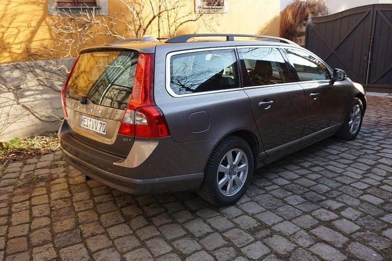Braun Gebraucht 2010 Volvo V70 Kombi | 7.800 € (Teuer) - Bild 1/4