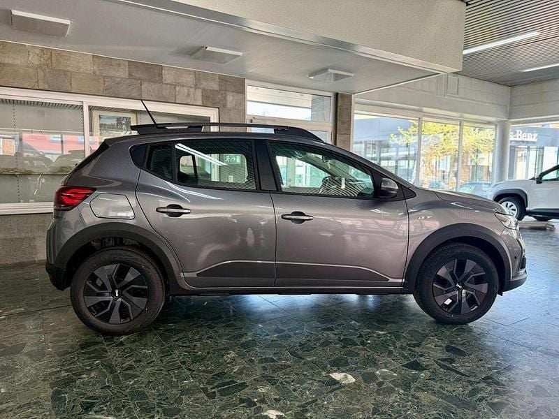 Neu Dacia Sandero Expression 101 PS (74 kW) 2025 Grau SUV