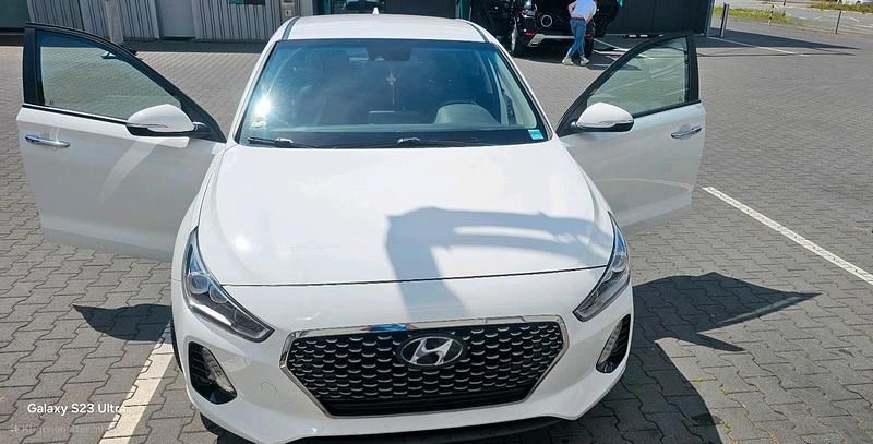 Weiß Gebraucht 2017 Hyundai i30 Comfort Limousine | 12.999 € (Teuer) - Bild 1/4