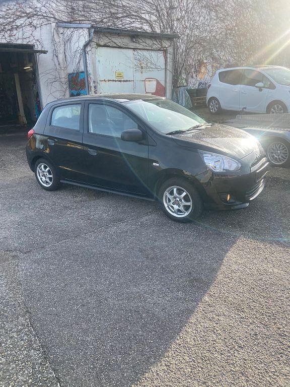 Schwarz Gebraucht 2016 Mitsubishi Space Star Limousine | 2.950 € (Etwas zu teuer) - Bild 1/4