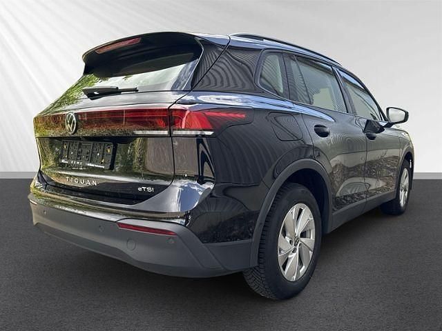 Gebraucht VW Tiguan Basis 131 PS (96 kW) 2024 Schwarz SUV