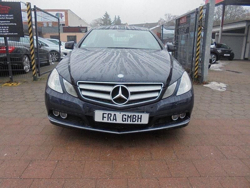 Gebraucht Mercedes E220 170 PS (125 kW) 2011 Blau Coupé