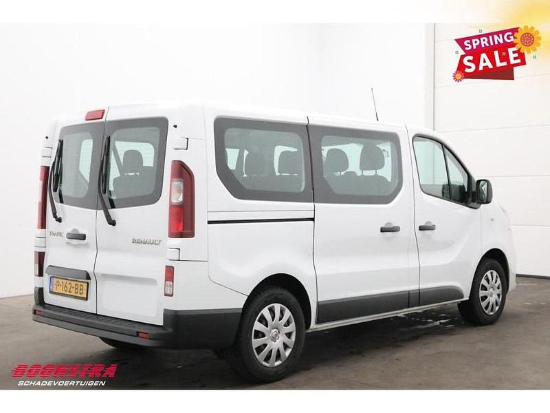 Second-hand Renault Trafic Expression 97 CP (71 kW) 2017 Alb Monovolum