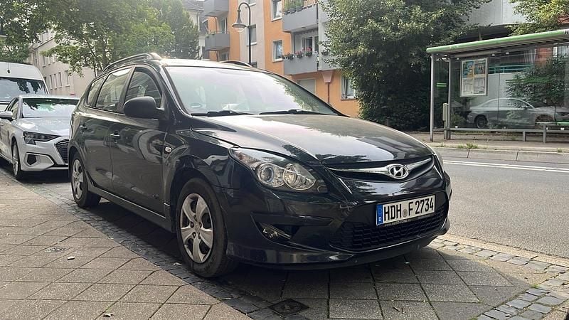 Schwarz Gebraucht 2012 Hyundai i30 Kombi | 2.800 € - Bild 1/4