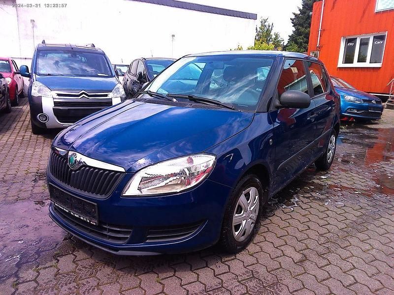 Blau Gebraucht 2013 Skoda Fabia Active Limousine | 1.990 € (Superpreis) - Bild 1/4