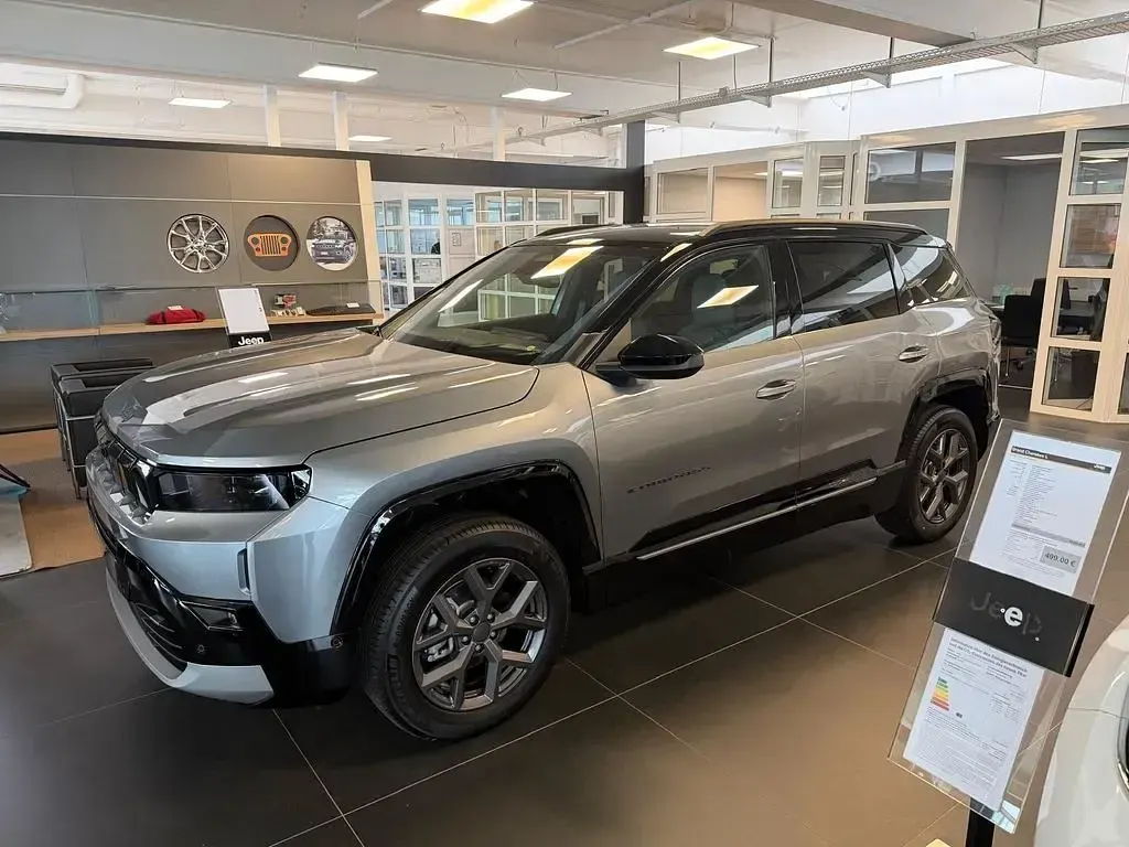 Neu Jeep Compass 145 PS (106 kW) 2026 Grau SUV