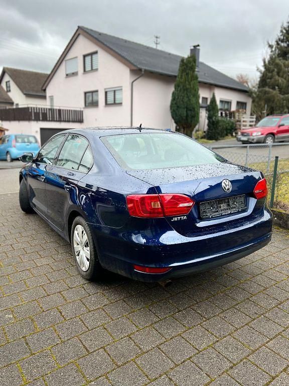 Gebraucht VW Jetta Trendline 105 PS (77 kW) 2013 Blau Limousine