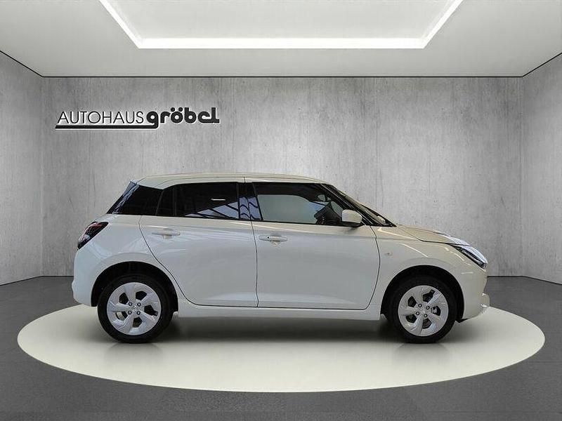 Neu Suzuki Swift Comfort 83 PS (61 kW) 2026 Pure white pearl met. Kleinwagen